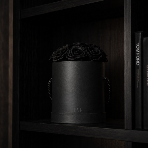 Czarny flower box ROVÉ we wnętrzu